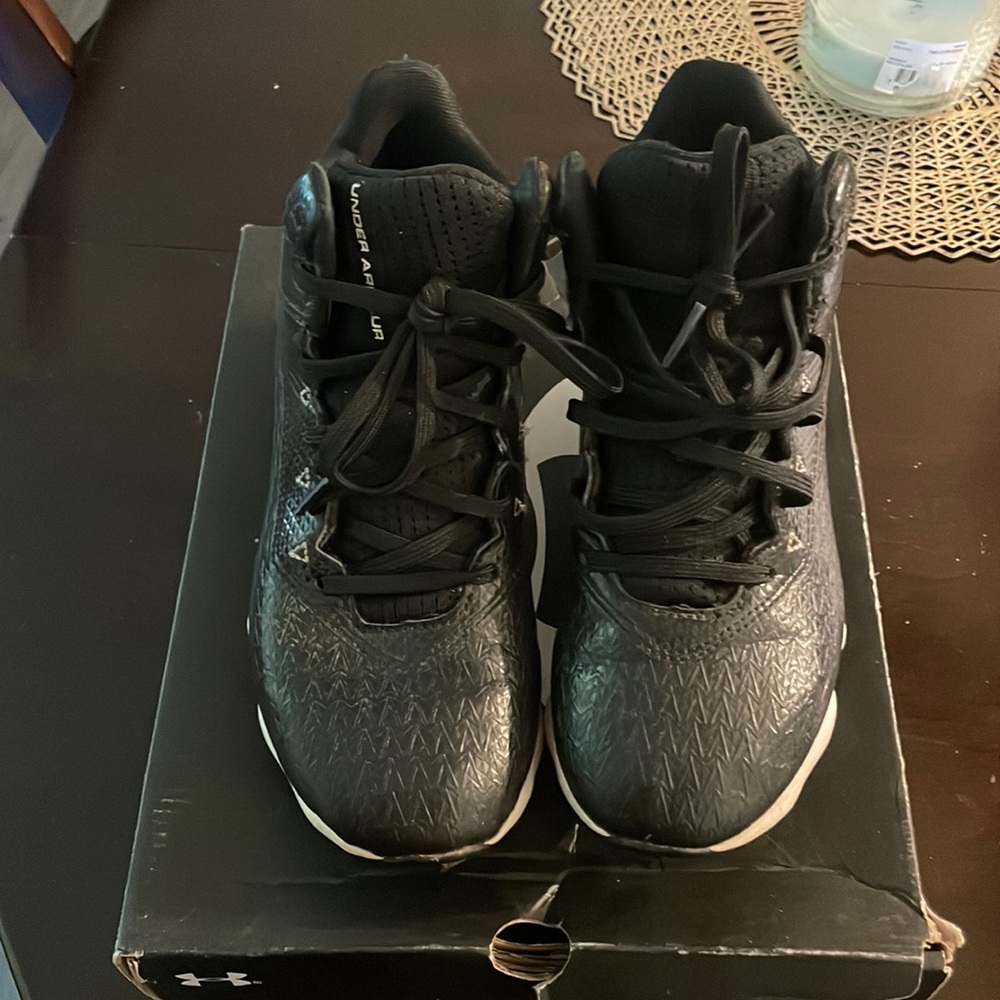 Boys 2.5 wide width under armour cleats